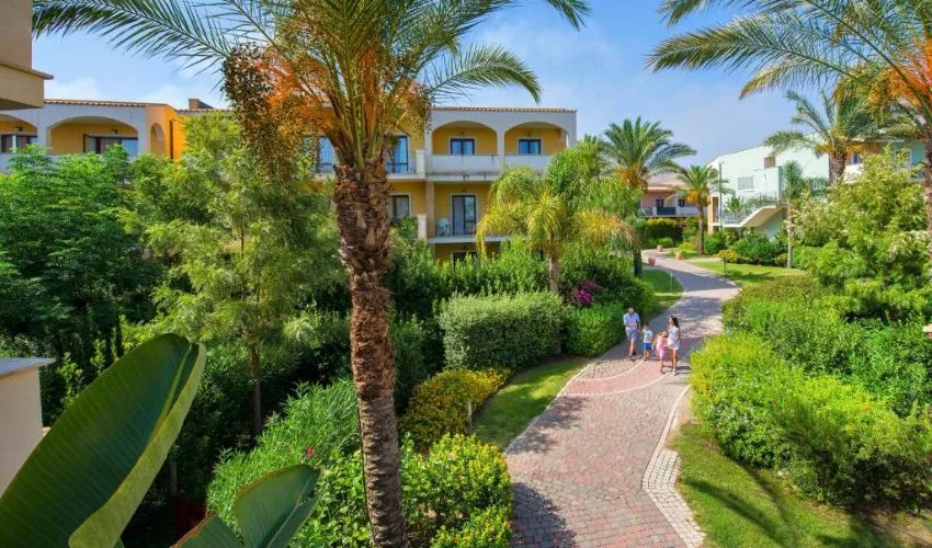 Serenusa Resort