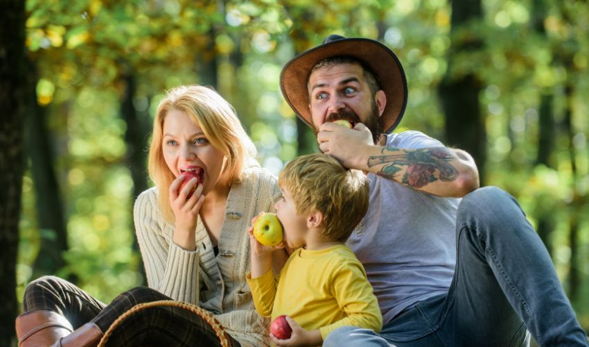 Famille heureuse, vacances pas chères