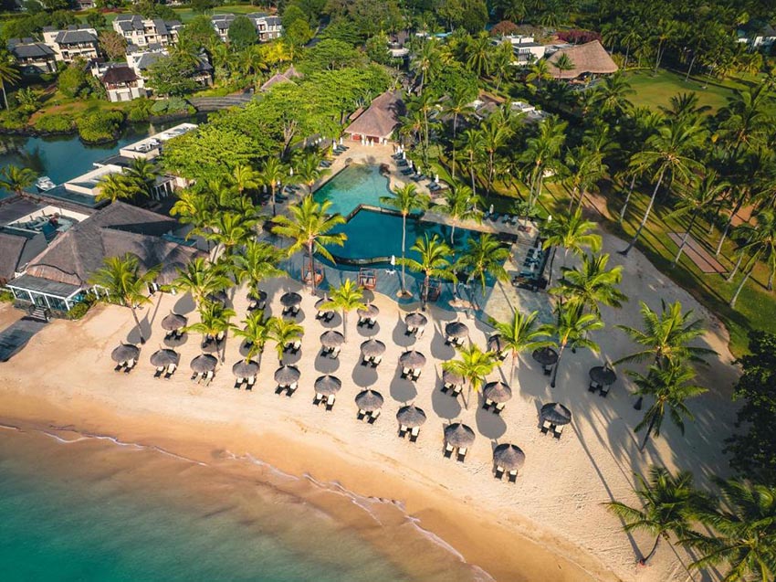 Vue plage privée et piscine